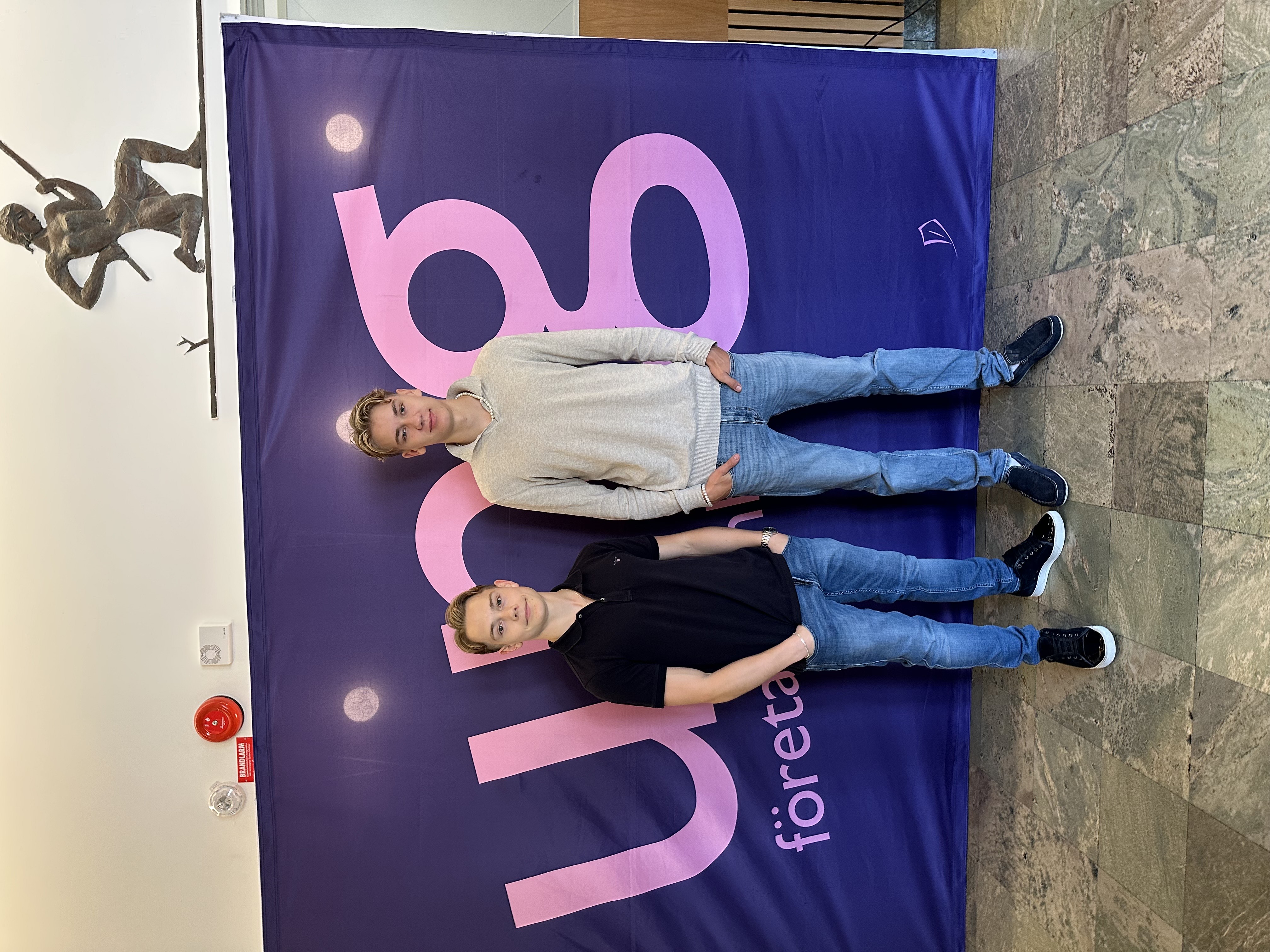 Teamet bakom Automate It UF framför Ung Företagsamhet backdrop